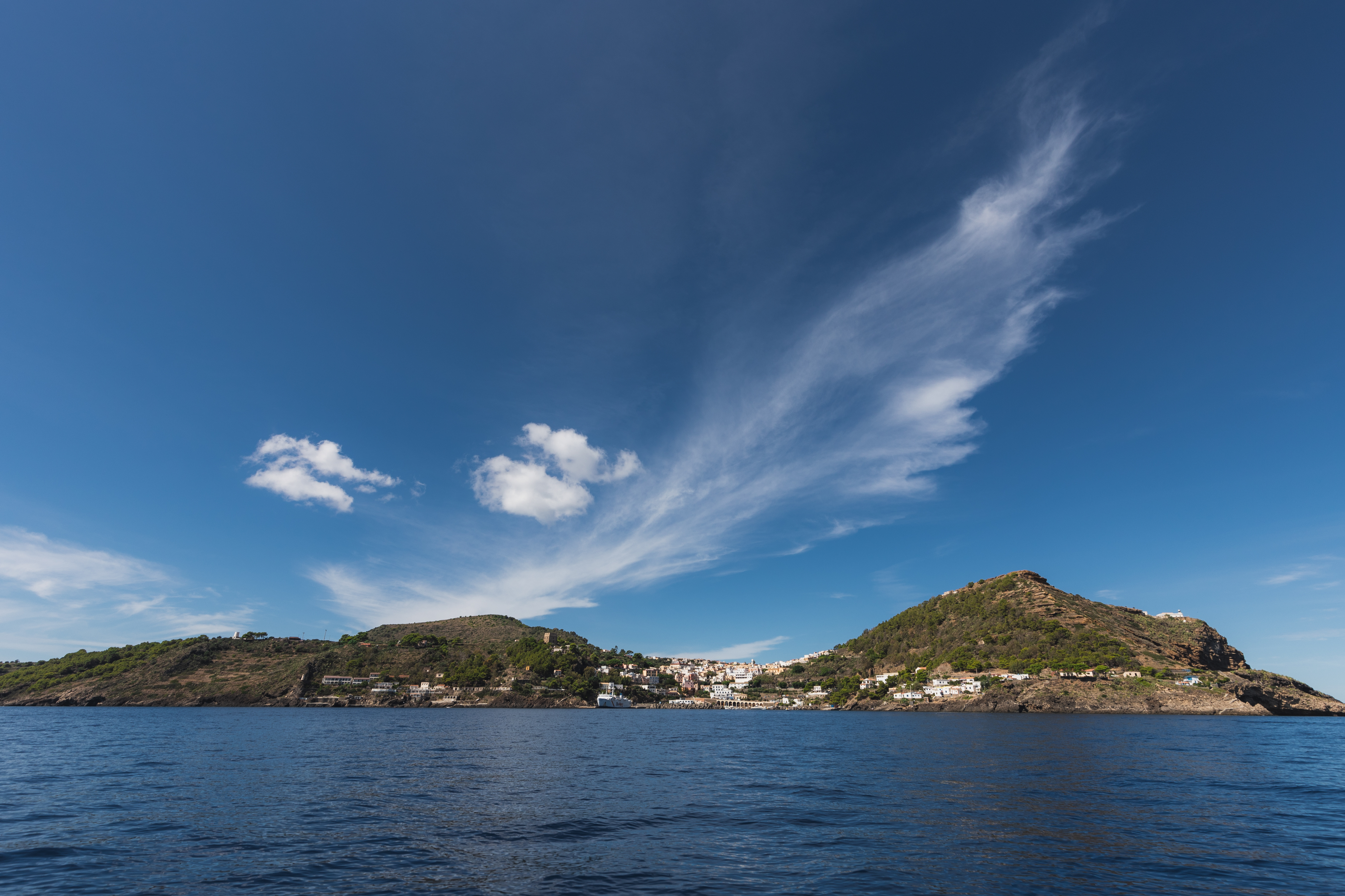 Come arrivare a Ustica da Palermo: Guida Completa 2026 (Traghetti e Aliscafi)